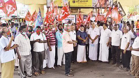 திருநெல்வேலி வண்ணார்பேட்டையில் மாவட்ட அனைத்து மத்திய தொழிற்சங்கங்கள் சார்பில் பல்வேறு கோரிக்கைகளை வலியுறுத்தி ஆர்ப்பாட்டம் நடைபெற்றது.