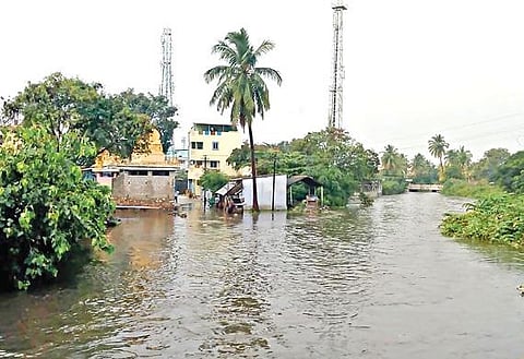 கோபியில் பெய்த கனமழையால் கீரிப்பள்ளம் ஓடையில் வெள்ளப்பெருக்கு ஏற்பட்டு, நகரப்பகுதியில் உள்ள குடியிருப்புகளை வெள்ளம் சூழ்ந்தது.