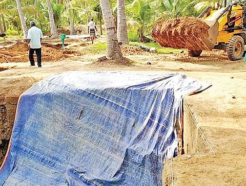 கீழடியில் இயந்திரம் மூலம் மூடப்படும் அகழாய்வுக் குழிகள்.