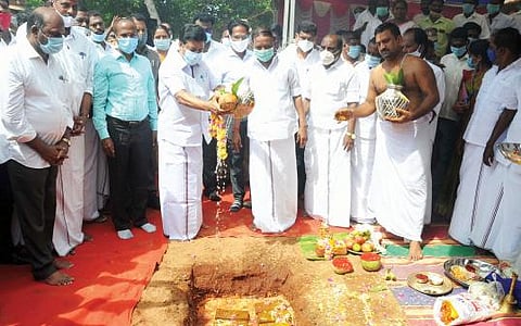 ஆரோவில் அருகே பொம்மையார்பாளையத்தில் நீர்மூழ்கி தடுப்பணைகள் கட்டும் பணியை அமைச்சர் சிவி. சண்முகம் தொடங்கி வைத்தார்.