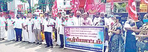 காஞ்சிபுரம், செங்கல்பட்டு பகுதிகளில் வேளாண் மசோதாக்களை எதிர்த்து விவசாயிகள் ஆர்ப்பாட்டத்தில் ஈடுபட்டனர்.