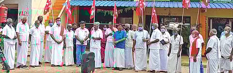 மத்திய, மாநில அரசுகளை கண்டித்து ஊத்துக்குளியில் விவசாயிகள் ஆர்ப்பாட்டம்