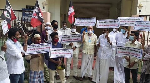 வாரிய அலுவலகத்திற்கு பூட்டுப் போட்டு போராட்டம் நடத்திய அதிமுக எம்எல்ஏக்கள்