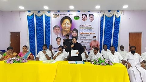 வாணியம்பாடி அடுத்த ஆலங்காயத்தில் நடந்த பாசறை உறுப்பினர் சேர்க்கும் நிகழ்ச்சியில் பேசும் அமைச்சர் நிலோபர் கபீல்.