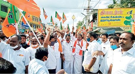 வேல் யாத்திரைக்கு அனுமதி மறுக்கப்பட்டதைக் கண்டித்து, வேலூர் மாவட்ட ஆட்சியர் அலுவலகம் எதிரே நேற்று ஆர்ப்பாட்டத்தில் ஈடுபட்ட பாரதிய ஜனதா கட்சியினர்.  அடுத்த படம்: திருப்பத்தூர் மாவட்ட ஆட்சியர் அலுவலகம் முன்பாக ஆர்ப்பாட்டத்தில் ஈடுபட்ட பாஜகவினர். கடைசிப் படம்: ராணிப்பேட்டை முத்துக்கடை பேருந்து நிலையம் அருகே ஆர்ப்பாட்டத்தில் ஈடுபட்ட பாஜகவினர்.