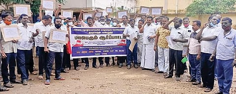 முன்னீர்பள்ளத்தில் ஆர்ப்பாட்டத்தில் ஈடுபட்ட  டாஸ்மாக்  ஊழியர்கள்.    படம்: மு.லெட்சுமி அருண்