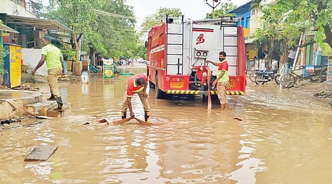 தூத்துக்குடி மாநகராட்சி பகுதியில் தெருக்களில் தேங்கிய மழைநீரை அகற்றும் பணியில் மாநகராட்சி பணியாளர்கள் மற்றும் தீயணைப்பு படையினர் ஈடுபட்டனர்.