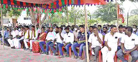 கிருஷ்ணகிரியில் காத்திருப்பு வேலை நிறுத்தப் போராட்டத்தில் ஈடுபட்ட ஏஐடியுசி சுங்கச்சாவடி தொழிலாளர் சங்கத்தினர்.