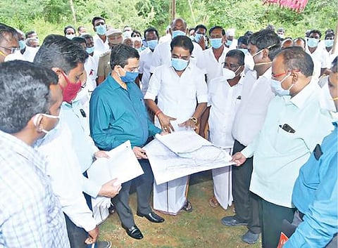 சேலம் மாவட்டம்  சிறுவாச்சூர் பகுதியில் உள்ள எலந்தவாரி ஓடை மற்றும் சம்படி ஆறு ஆகிய இரண்டையும் இணைத்து புதிய ஏரி அமைப்பதற்கான சாத்தியக்கூறுகள் குறித்து ஆட்சியர் ராமன் நேற்று ஆய்வு மேற்கொண்டார். அருகில் தமிழ்நாடு மாநில தலைமை கூட்டுறவு வங்கி தலைவர் இளங்கோவன் உட்பட பலர்.