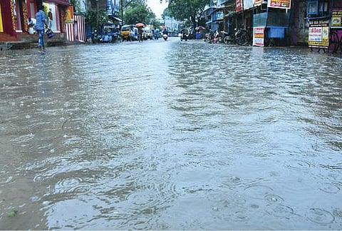 தொடர் மழை காரணமாக விருதுநகர் பழைய பேருந்து நிலையம் அருகே  தேங்கிய மழை நீர்.