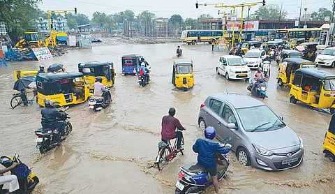மதுரையில் பெய்த பலத்த மழையால் பெரியார் பேருந்து நிலையம் முன் குளம் போல் தேங்கிய தண்ணீரில் ஊர்ந்து செல்லும் வாகனங்கள்.  படம்: எஸ். கிருஷ்ணமூர்த்தி