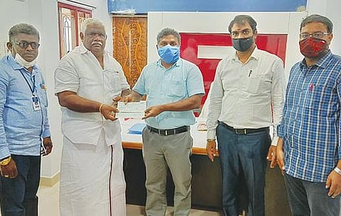 ஒத்தக்கடை கூட்டுறவு நகர கடன் சங்கம் சார்பில் கூட்டுறவு சங்கங்களின் இணைப் பதிவாளர் ராஜேஷிடம் கூட்டுறவு வளர்ச்சி நிதி ரூ.7,35,860-க்கான காசோலையை வழங்கிய கூட்டுறவு சங்கத் தலைவர் அ.பா.ரகுபதி.