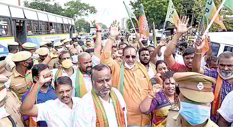 திருத்தணியில் நடைபெற இருந்த பாஜகவின் வேல் யாத்திரையில் பங்கேற்க சென்ற செங்கல்பட்டு மாவட்ட பாஜகவினரை, பெருங்களத்தூரில்  போலீஸார் தடுத்து நிறுத்தினர். இதனால் அவர்கள் ஆர்ப்பாட்டத்தில் ஈடுபட்டனர். படம்: எம்.முத்துகணேஷ்