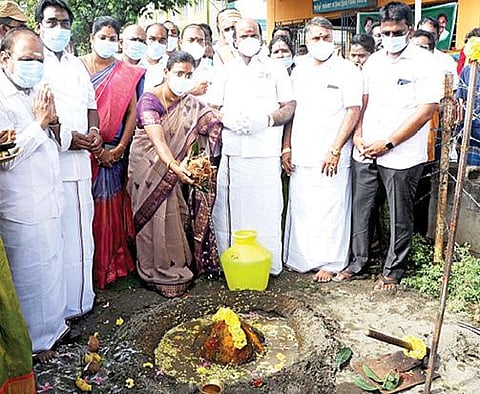 காஞ்சிபுரம் ஓரிக்கை பகுதியில் சாலை அமைக்கும் பணியை தொடங்கி வைக் கிறார் மாவட்ட ஆட்சியர் மகேஸ்வரி.