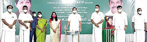 திருப்பூரில் நேற்று நடைபெற்ற ஆய்வுக் கூட்டத்தில் பங்கேற்க வந்த முதல்வர் பழனிசாமி, காரிலிருந்து வெளியில் வந்து கையசைத்து பொதுமக்களின் வரவேற்பை ஏற்றுக்கொண்டார்.  படம்: பெ.சீனிவாசன்