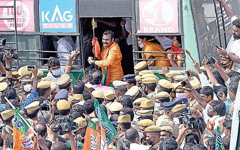 தடையை மீறி திருத்தணியில் இருந்து வேல் யாத்திரை புறப்பட்டதால் எல்.முருகன் உட்பட 500-க்கும் அதிகமானோர் கைது செய்யப்பட்டனர். வேலுடன் வாகனத்தில் ஏறுகிறார் முருகன். அசம்பாவிதங்களை தவிர்க்க அங்கு ஏராளமான போலீஸார் குவிக்கப்பட்டிருந்தனர்.  படம்: பி.ஜோதிராமலிங்கம்