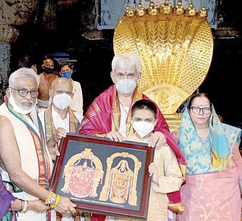 ஜம்மு காஷ்மீர் துணைநிலை ஆளுநர் மனோஜ் சின்ஹா (சிவப்பு பொன்னாடை அணிந்திருப்பவர்) தனது குடும்பத்தினருடன் திருப்பதி ஏழுமலையானை நேற்று தரிசித்தார். பின்னர் அவருக்கு தேவஸ்தான அறங்காவலர் குழு தலைவர் சுப்பாரெட்டி சுவாமியின் திரு உருவப்படத்தை வழங்கி கவுரவித்தார். படம்: பிடிஐ