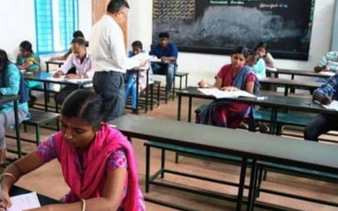 குரூப் 1 தேர்வை ரத்து செய்யக்கோரிய வழக்கில் பல்கலைக்கழகங்கள் எதிர்மனுதாரர்களாக சேர்ப்பு: உயர் நீதிமன்றம் உத்தரவு