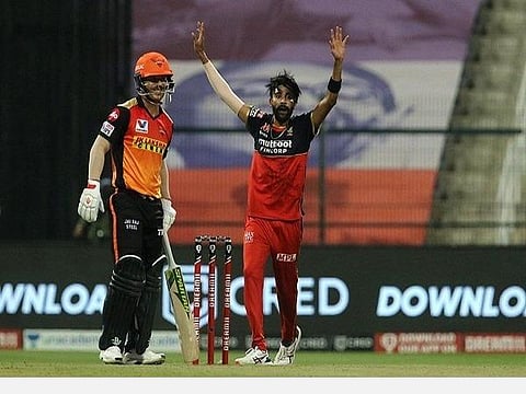 வார்னரை ஆட்டமிழக்கச் செய்த மகிழ்ச்சியில் ஆர்சிபி வீரர் முகமது சிராஜ் : படம் | ஏஎன்ஐ.