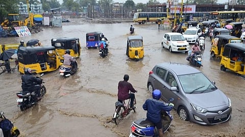 பள்ளம், பழுது நிறைந்த மதுரை நகர சாலைகள்; மழை வந்தால் இன்னும் மோசம்- கண்டுகொள்ளுமா மாநகராட்சி?