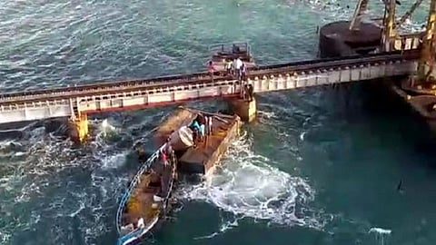 பாம்பன் ரயில் பாலத்தில் 10 நாட்களுக்குக்குள் இரண்டாவது முறையாக மோதிய மிதவை