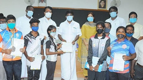 விளையாட்டுப் போட்டிகளில் வெற்றி பெற்றோருக்கு புதுக்கோட்டை ஆட்சியர் அலுவலகத்தில் பரிசு அளிக்கிறார் அமைச்சர் சி.விஜயபாஸ்கர்.