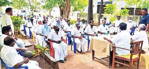 செங்கத்தில் நடைபெற்ற குப்பனத்தம் அணையை திறப்பது குறித்த ஆலோசனைக் கூட்டத்தில் பங்கேற்றவர்கள்.