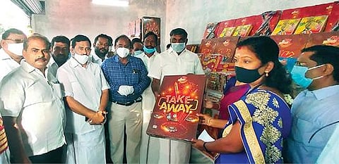 திருப்பத்தூரில் மாவட்ட நுகர்வோர் கூட்டுறவு மொத்த விற்பனை பண்டகசாலை அங்காடியில் பட்டாசு விற்பனையை நேற்று தொடங்கி வைத்த அமைச்சர் கே.சி.வீரமணி. அருகில், மாவட்ட ஆட்சியர் சிவன் அருள் உள்ளிட்டோர். அடுத்த படம்: திருவண்ணாமலையில் கூட்டுறவு அங்காடி சார்பில் பட்டாசு விற்பனையை தொடங்கி வைத்த ஆட்சியர் கந்தசாமி.