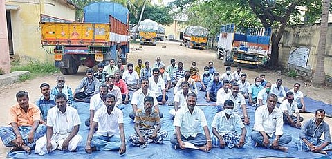 கிருஷ்ணகிரியில் உள்ள தமிழ்நாடு நுகர்பொருள் வாணிபக் கழக அலுவலக வளாகத்தில் உள்ளிருப்பு போராட்டத்தில் ஈடுபட்ட சுமை தூக்கும் தொழிலாளர்கள்.