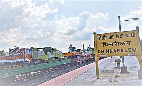 சின்னசேலத்தில் இருந்து ஆந்திர மாநிலம் ஏளூருக்கு சரக்கு ரயிலில் புறப்பட்ட நெல் அறுவடை இயந்திர வாகனங்கள்.