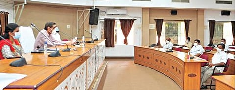 நாமக்கல் மாவட்ட ஆட்சியர் அலுவலகத்தில் நடைபெற்ற அனைத்து கட்சியினருடனான ஆலோசனைக் கூட்டத்தில் மாவட்ட ஆட்சியர் கா.மெகராஜ் பேசினார்.