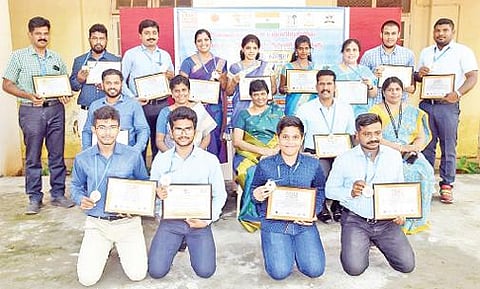 டோக் பெருமாட்டி கல்லூரியில் நடந்த பாராட்டு விழாவில் சான்றிதழ் பெற்றவர்கள்.