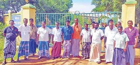 ஆண்டிபட்டி நுகர்பொருள் வாணிப கழக சுமை தூக்கும் தொழிலாளர்கள் 20 சதவீத போனஸ் கேட்டு வேலைநிறுத்தத்தில் ஈடுபட்டனர்.