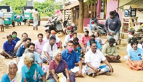 காளையார்கோவிலில் குப்பைக் கிடங்கை மாற்ற வலியுறுத்தி மறியலில் ஈடுபட்ட கிராம மக்கள்.