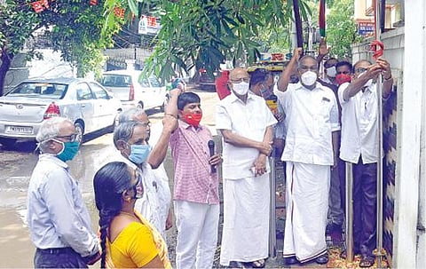 நவம்பர் புரட்சியின் 103-வது தினத்தை முன்னிட்டு மார்க்சிஸ்ட் கம்யூனிஸ்ட் கட்சியின் தமிழ்நாடு மாநிலக்குழு அலுவலகத்தில் மாநில செயலாளர் கே.பாலகிருஷ்ணன் நேற்று புரட்சி தின கொடியேற்றினார். கட்சியின் மத்தியக் குழு உறுப்பினர் டி.கே.ரங்கராஜன் உள்ளிட்டோர் கலந்து கொண்டனர். படம்: ம.பிரபு