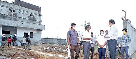 மின்னணு வாக்குப்பதிவு இயந்திரங்களை பாதுகாப்பாக வைக்க திருவள்ளூரில் கட்டப்பட்டு வரும் கட்டிடப் பணிகளை ஆட்சியர் பொன்னையா நேற்று பார்வையிட்டு ஆய்வு செய்தார்.