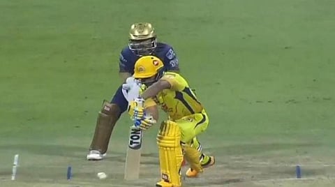 கொல்கத்தா அணிக்கு எதிராக பேட் செய்த சிஎஸ்கே வீரர் கேதார் ஜாதவ் : படம் உதவி | ட்விட்டர்.