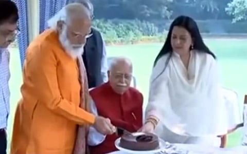 பிரதமர் மோடி - அத்வானி சந்திப்பு.