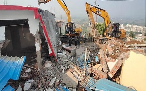 கம்ப்யூட்டர் பாபாவின் ஆசிரமத்தை இந்தூர் மாவட்ட நிர்வாகம் இன்று இடித்துத் தரைமட்டமாக்கியது | படம்: ஏஎன்ஐ.