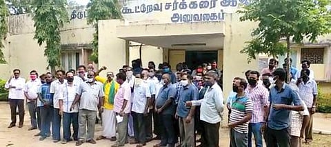 திருப்பத்தூர் கூட்டுறவு சர்க்கரை ஆலை முன்பாக நேற்று ஆர்ப்பாட்டத்தில் ஈடுபட்ட தொழிலாளர்கள்.