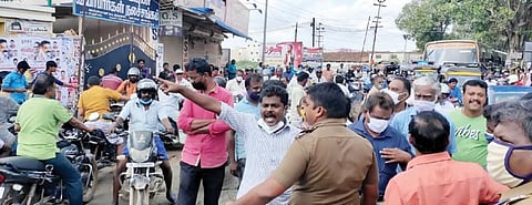 சாலையை  சீரமைக்க கோரி  திருநெல்வேலி டவுன் காட்சி மண்டபம்  அருகே  மறியலில் ஈடுபட்ட  பொதுமக்கள். படம்: மு.லெட்சுமி அருண்