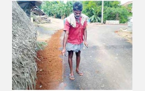 புதுக்கோட்டை அருகே புதிதாக அமைக்கப்பட்ட தார் சாலையில் முளைத்த புற்களை அழிக்க களைக்கொல்லி தெளிப்பு