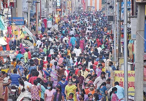 தீபாவளி பண்டிகை வரும் 14-ம் தேதி கொண்டாடப்படவுள்ளது. இதற்காக புத்தாடை வாங்குவதற்கு  சேலத்தில் முக்கிய கடை வீதிகளில் பொதுமக்கள் குவிந்தனர். முதல் அக்ரஹாரம்  பகுதியில் அலைமோதிய மக்கள் கூட்டம்.        படம்: எஸ்.குரு பிரசாத்