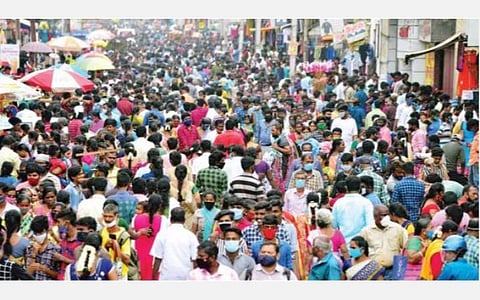 தீபாவளி பண்டிகைக்கு புத்தாடைகள் வாங்குவதற்காக மதுரை விளக்குத்தூண் சந்திப்பில் திரண்ட பொதுமக்கள்.படம்: எஸ்.கிருஷ்ணமூர்த்தி