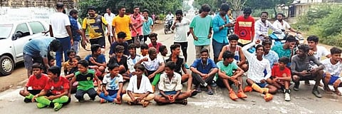 அரசுப் பள்ளி மைதானத்தில் விளையாட அனுமதி மறுத்ததால் உளுந்தூர்பேட்டையில் மறியலில் ஈடுபட்ட இளைஞர்கள்.