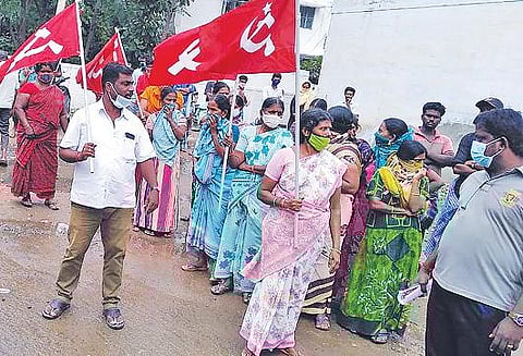 கால்வாய் அடைப்பால் குடியிருப்புக்குள் கழிவுநீர் நடவடிக்கை எடுக்க கோரி பொதுமக்கள் ஆர்ப்பாட்டம்