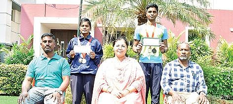 தமிழக விளையாட்டு மேம்பாட்டு ஆணையத்தின் ஊக்கத் தொகை பரிசு பெற்ற லட்சுமி கார்டன் பள்ளி மாணவர்கள் பாராட்டப்பட்டனர்.