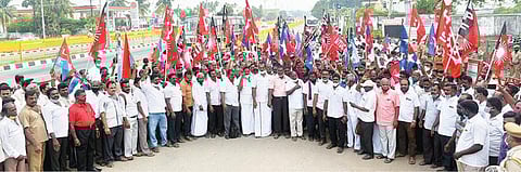 11 அம்ச கோரிக்கைகளை வலியுறுத்தி சிஐடியு, ஏஐடியுசி உள்ளிட்ட அனைத்து தொழிற்சங்கத்தினர் வேலூர் ரங்காபுரத்தில் உள்ள அரசு போக்குவரத்துக் கழக மண்டல அலுவலகத்தை நேற்று முற்றுகையிட்டு போராட்டத்தில் ஈடுபட்டனர். படம்: வி.எம்.மணிநாதன்.