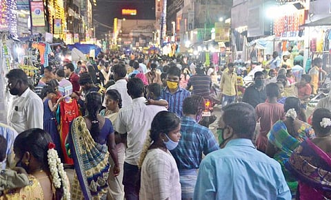 தீபாவளி பண்டிகைக்கு  இன்னும் 3 நாட்களே உள்ள நிலையில், புத்தாடைகள்  உள்ளிட்ட  பொருட்கள் வாங்க மக்கள் ஆர்வம் காட்டி வருகின்றனர்.  திருநெல்வேலி டவுன் வடக்கு  ரதவீதியில் மாலை நேரத்தில் காணப்பட்ட மக்கள்  கூட்டம்.  படம்: மு.லெட்சுமி அருண்