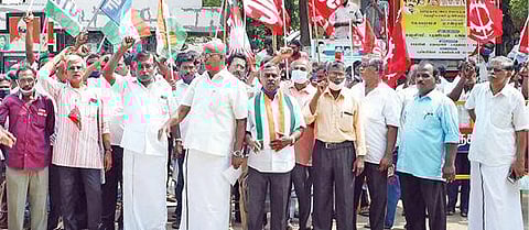 அரசுப் போக்குவரத்துக் கழக திருச்சி மண்டல மேலாளர் அலுவலக வளாகம் முன் நேற்று போராட்டத்தில் ஈடுபட்ட அரசுப் போக்குவரத்துக் கழக தொழிற்சங்க கூட்டமைப்பினர். படம்: ஜி.ஞானவேல்முருகன்